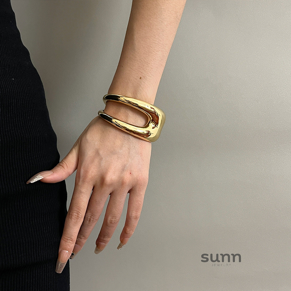 Damiyah Metal Cut-Out Cuff [4J2Q089C]