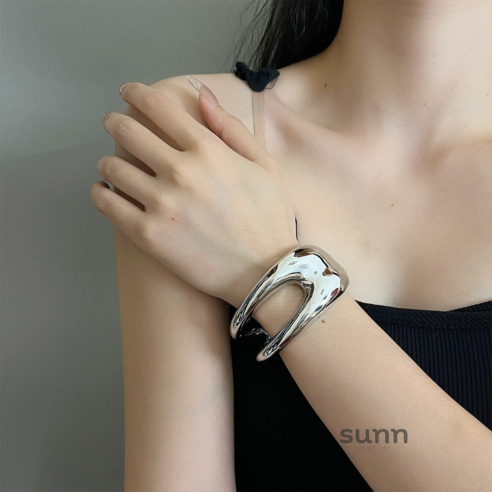 Damiyah Metal Cut-Out Cuff [EOU0CIG7]