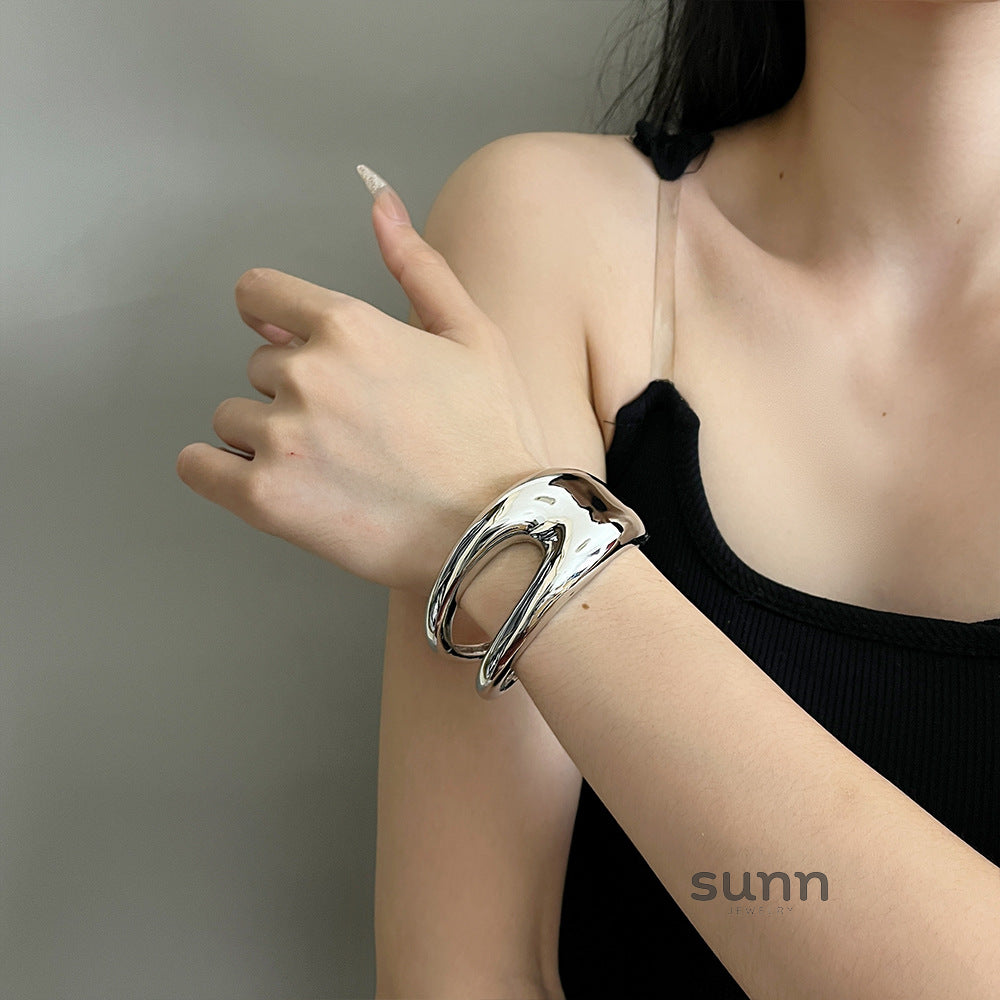 Damiyah Metal Cut-Out Cuff [BFWW9MII]