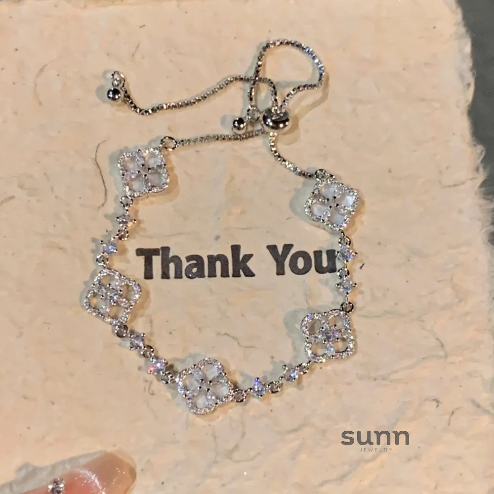 Dana Delicate Clover Bracelet [SLYD1ILB]