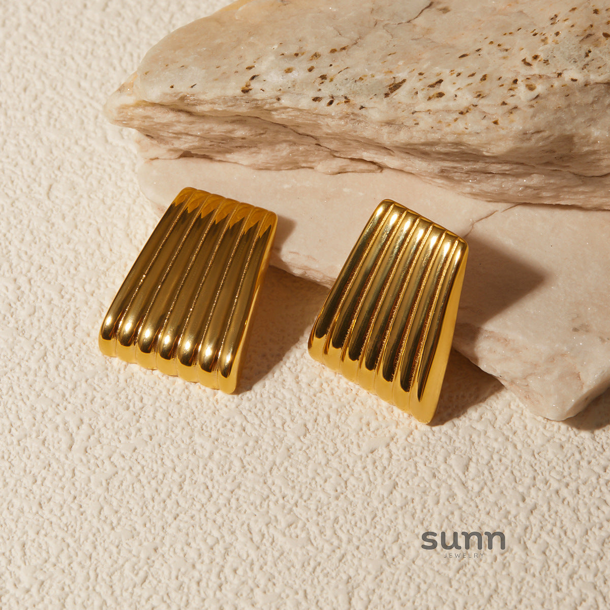 Dania Gold Trapezoid Earrings [RISVO97A]