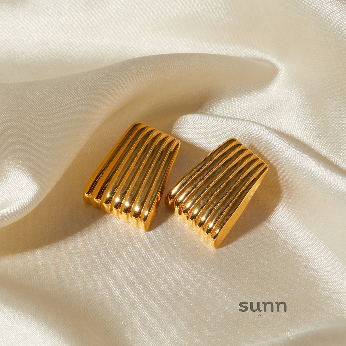 Dania Gold Trapezoid Earrings [NSE0RBKA]