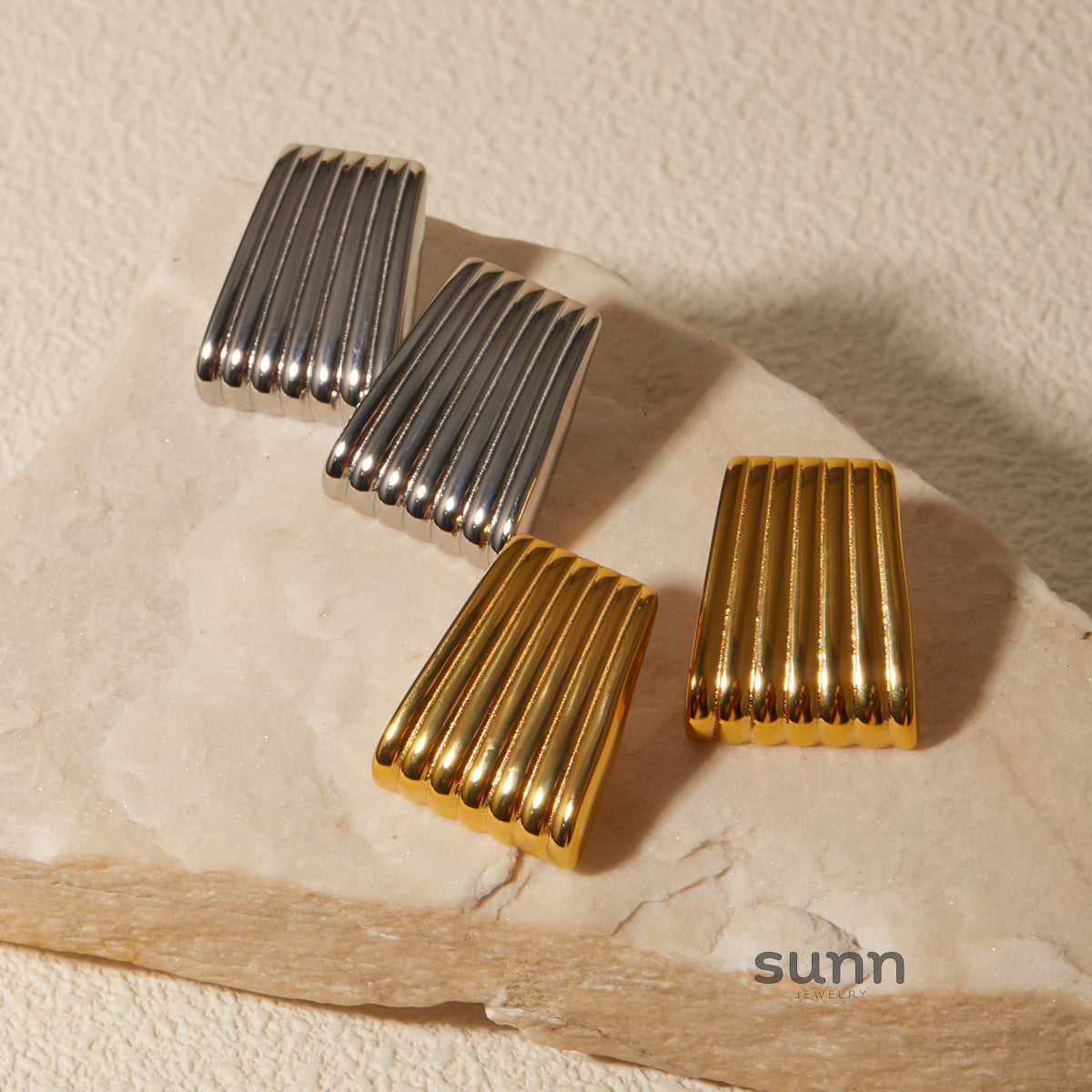 Dania Gold Trapezoid Earrings [I9HTZ9WM]