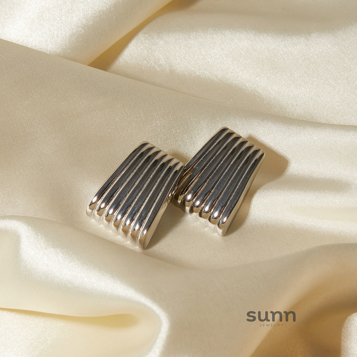 Dania Gold Trapezoid Earrings [MOUQQLHD]