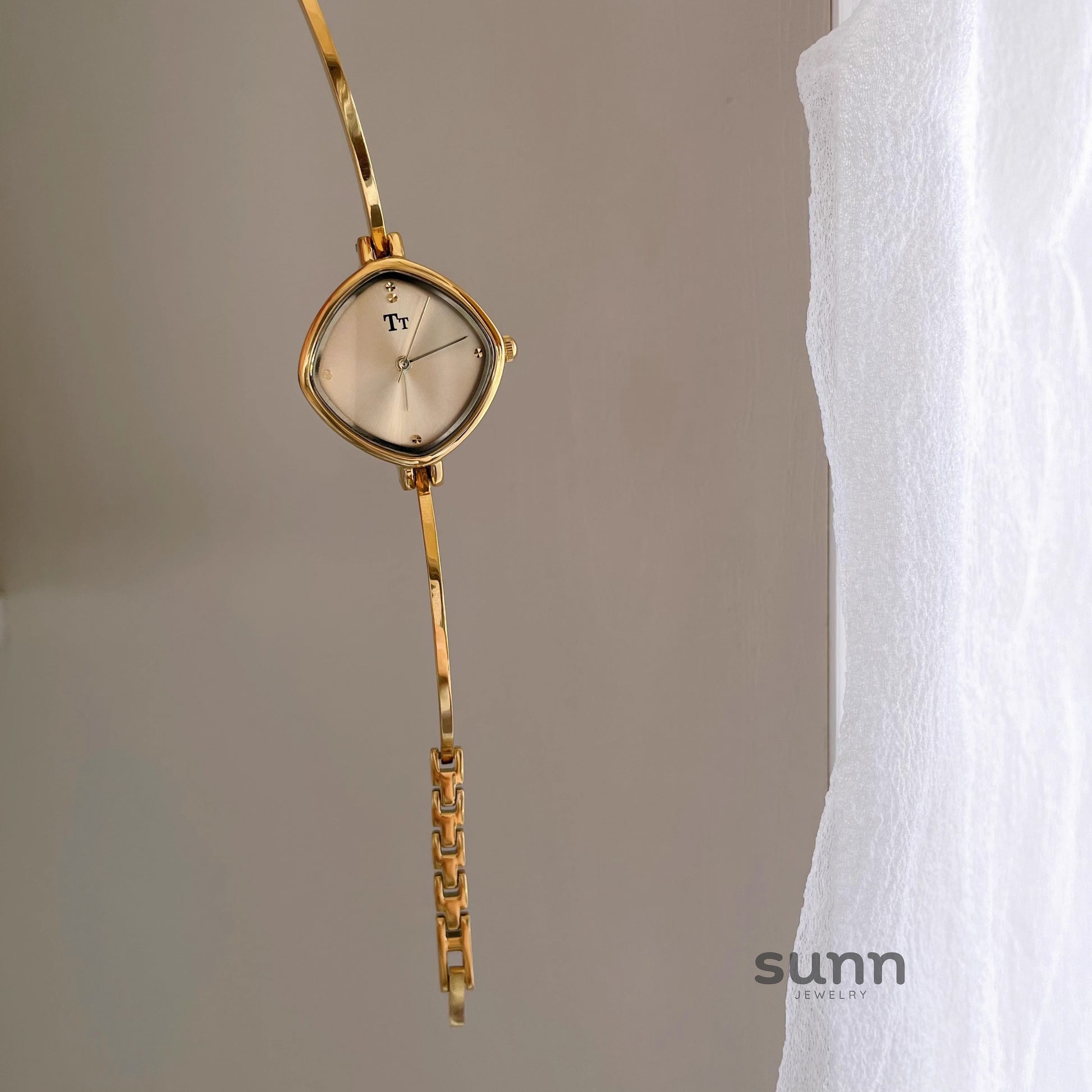 Daniela Elegant Bracelet Watch [A2900RRZ]