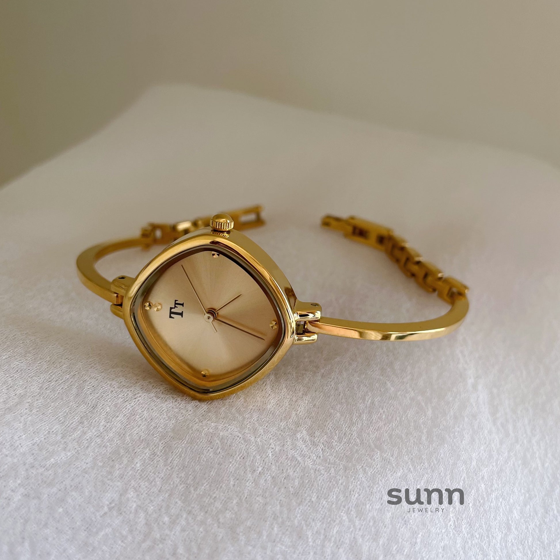 Daniela Elegant Bracelet Watch [SFN5NOVZ]