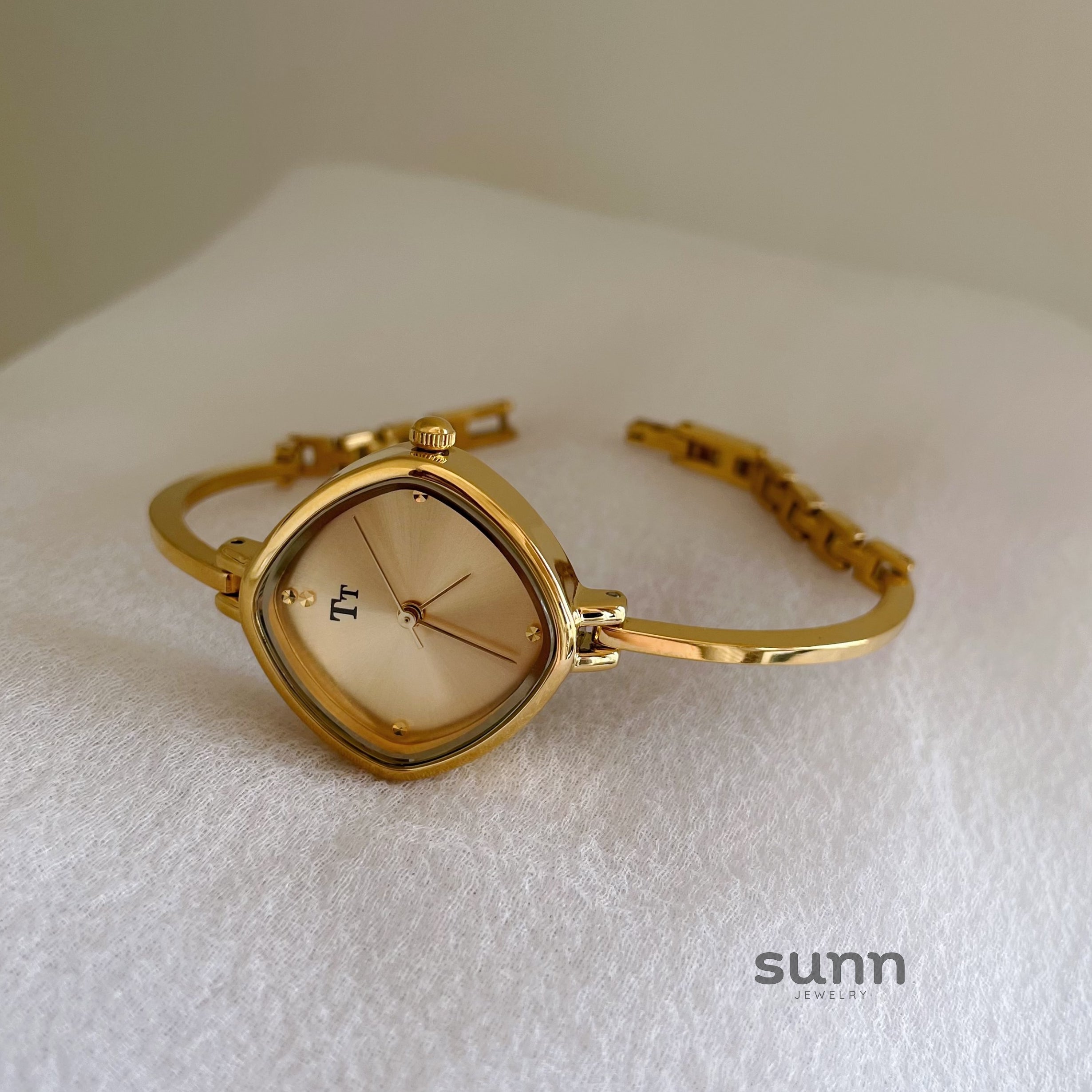 Daniela Elegant Bracelet Watch [SFN5NOVZ]