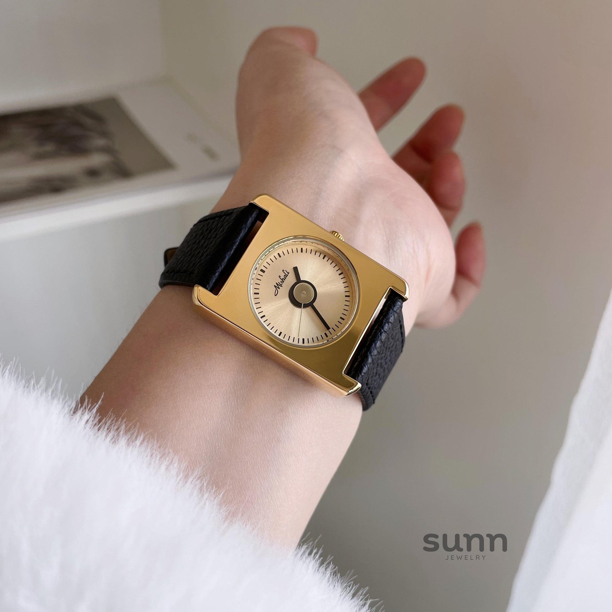 Dariyah Square Leather Watch [YMK5F867]