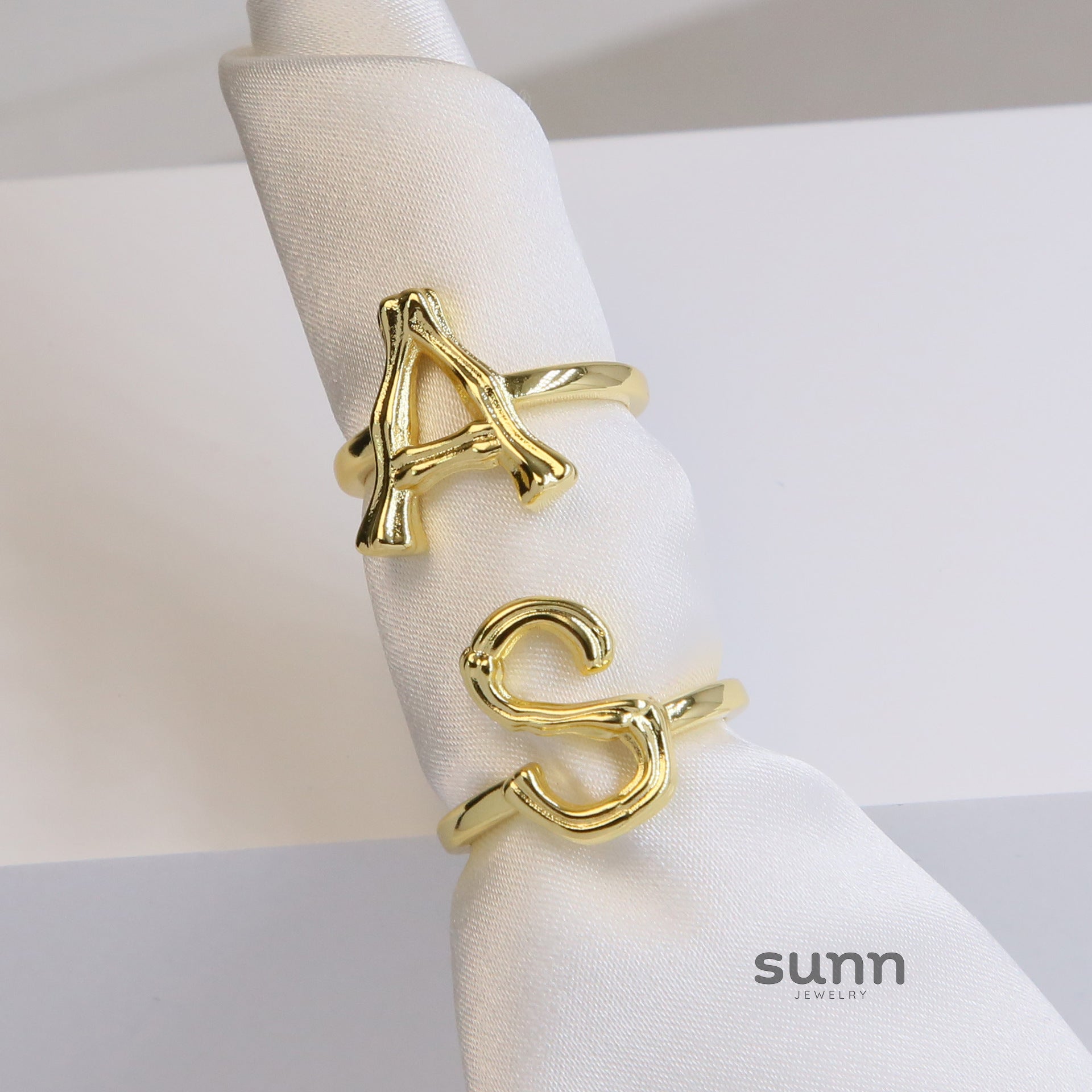 Dayami Gold Letter Ring [IGGLBU8C]