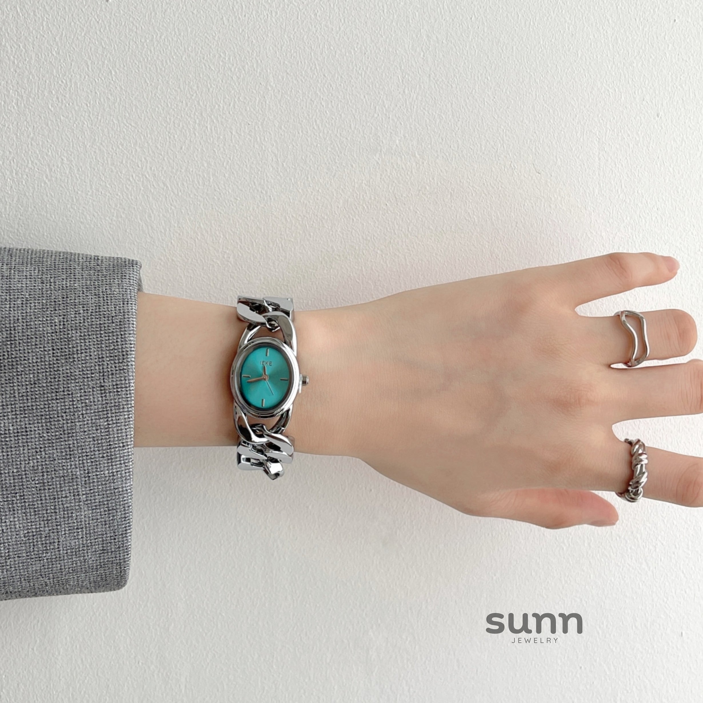 Daysi Cut-Out Bracelet Watch [VVV0K2CL]