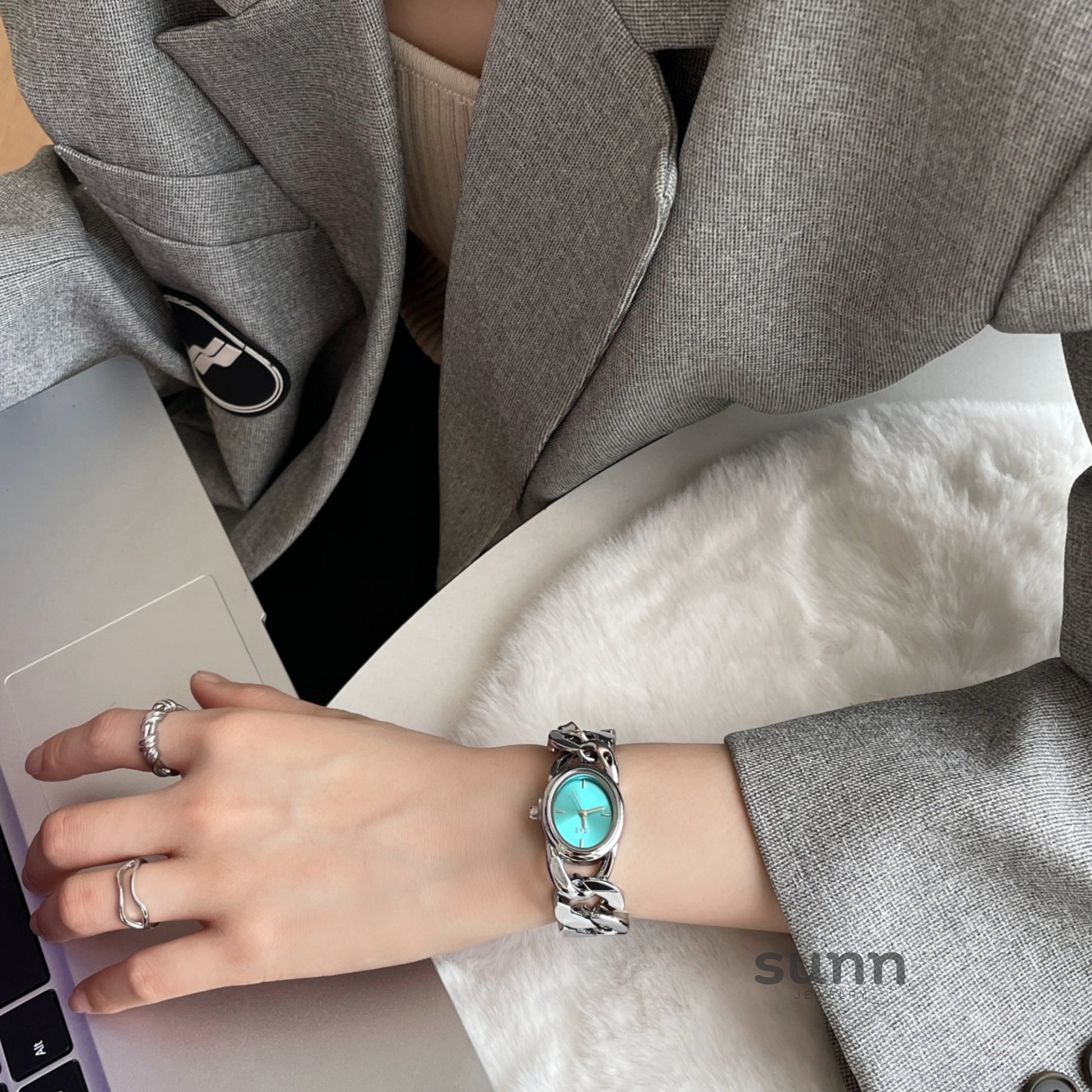 Daysi Cut-Out Bracelet Watch [1MUAR9EY]