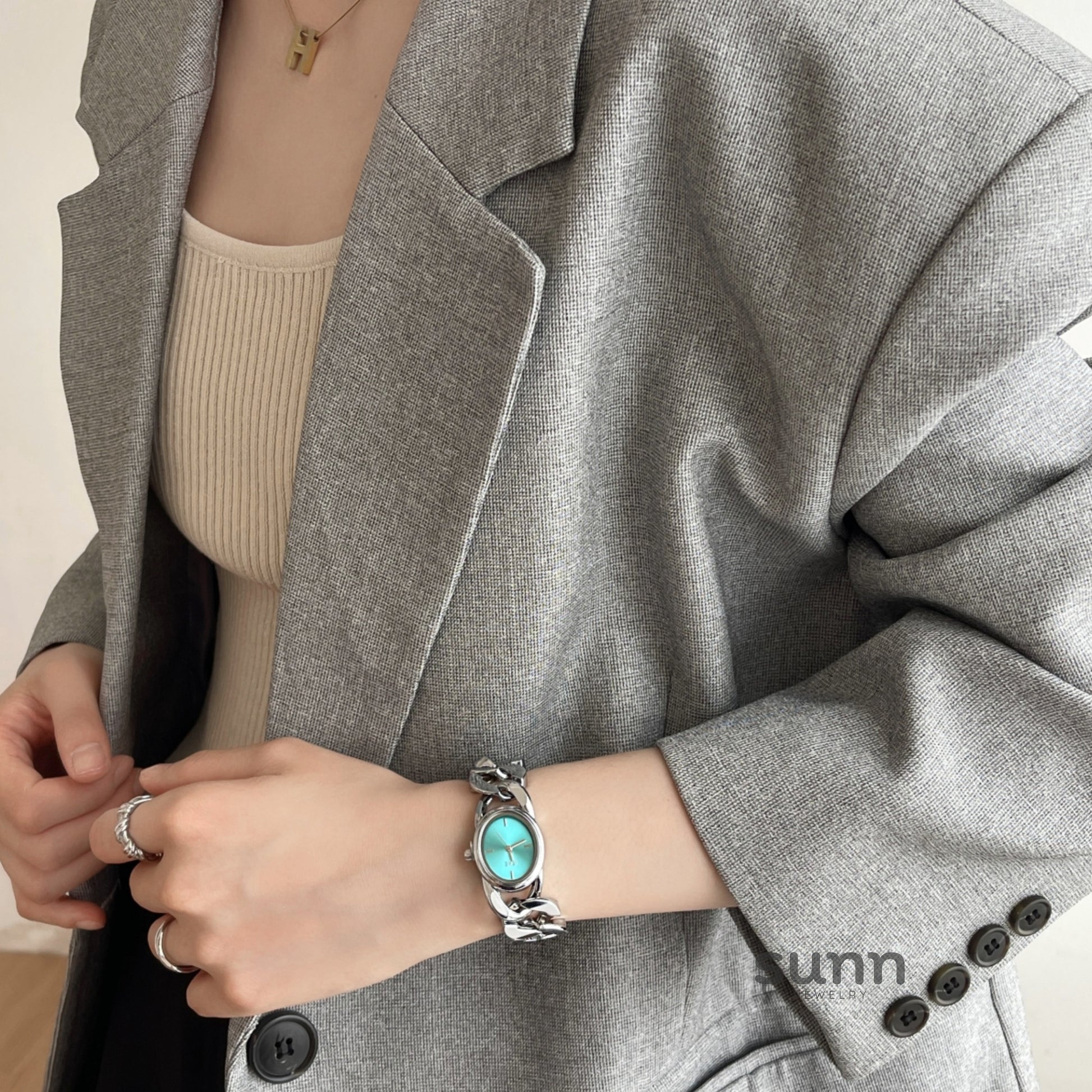 Daysi Cut-Out Bracelet Watch [IQTNSF6C]