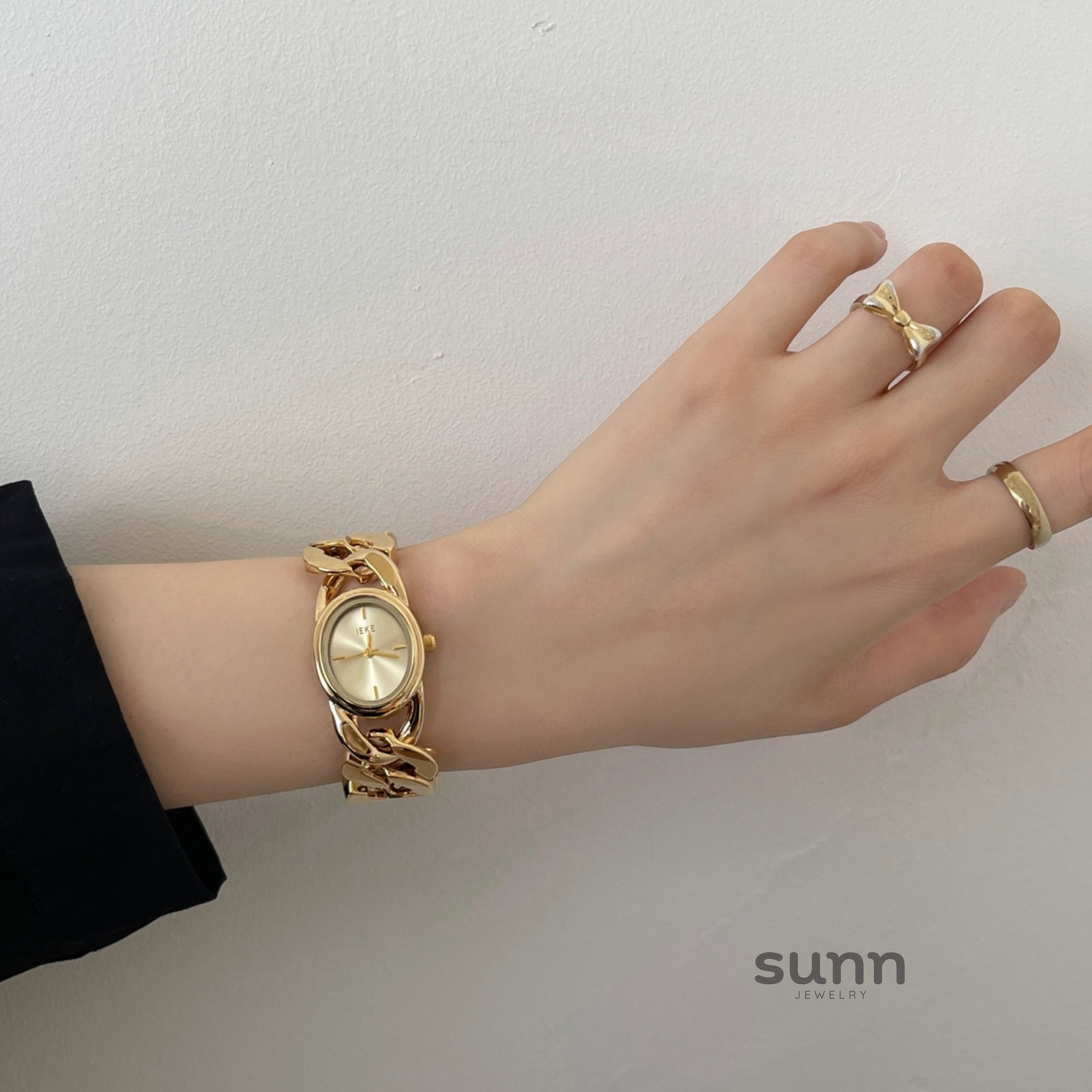 Daysi Cut-Out Bracelet Watch [H94R3N2C]