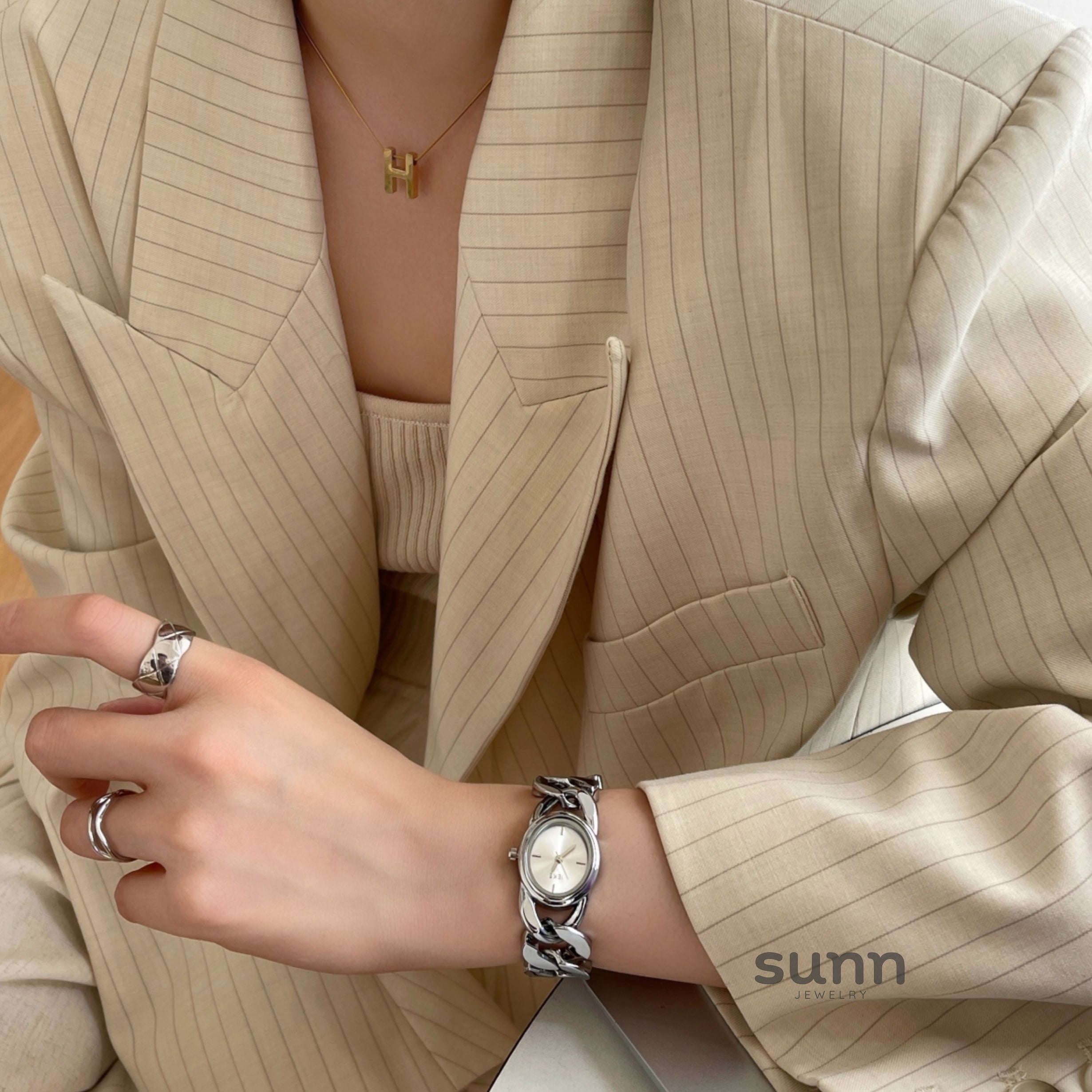 Daysi Cut-Out Bracelet Watch [Y6EMLEC9]