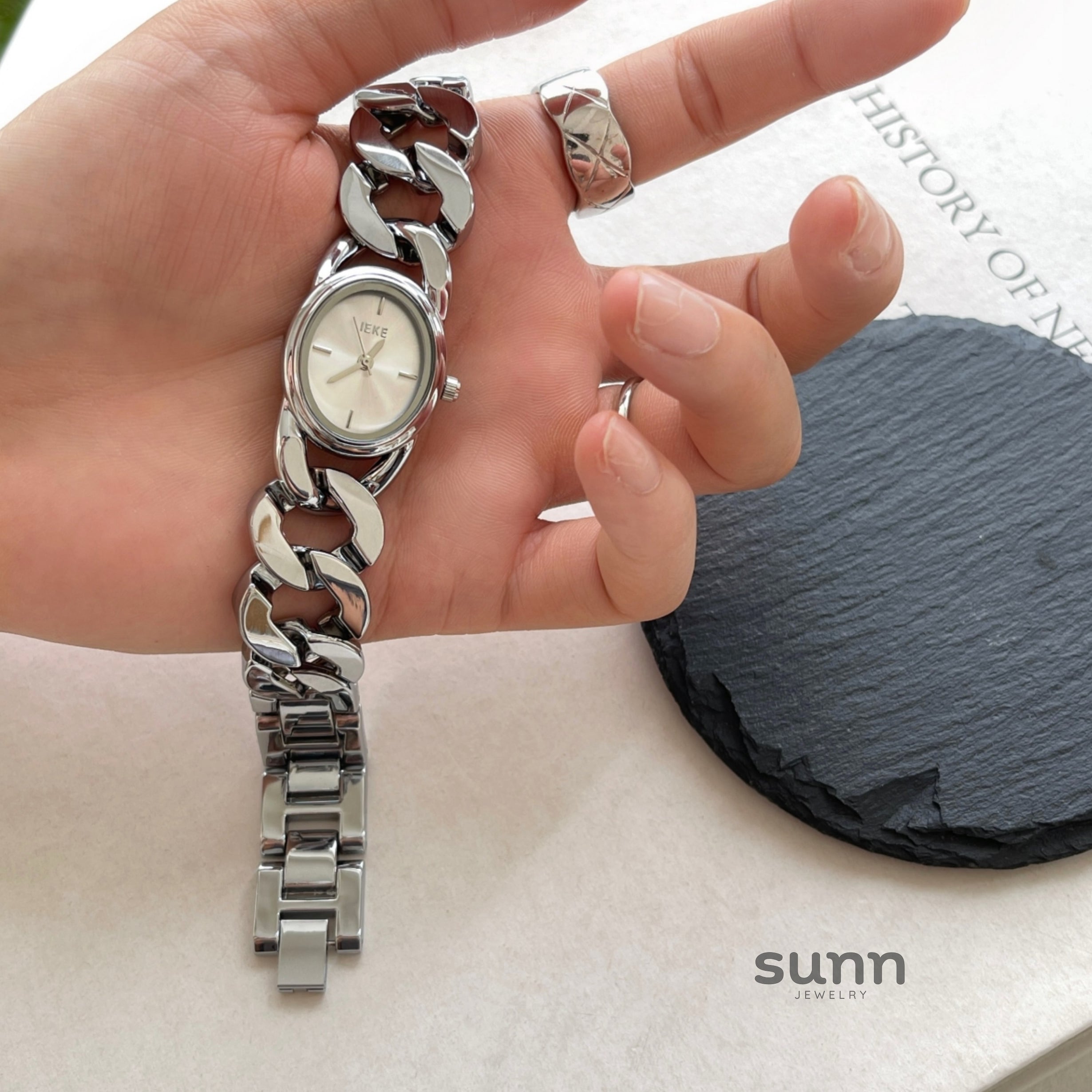 Daysi Cut-Out Bracelet Watch [FKSF1HVU]