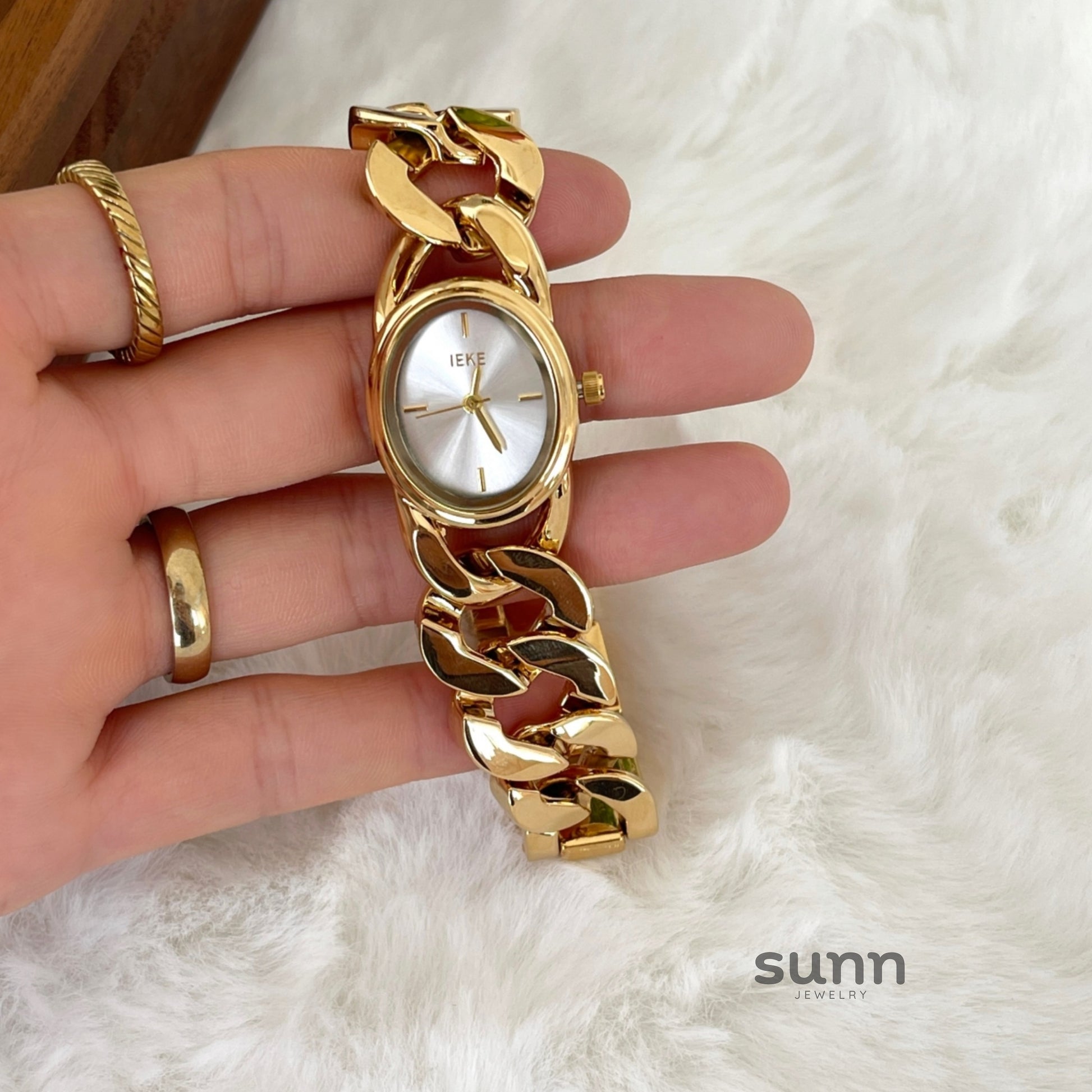 Daysi Cut-Out Bracelet Watch [BO9OQWDS]