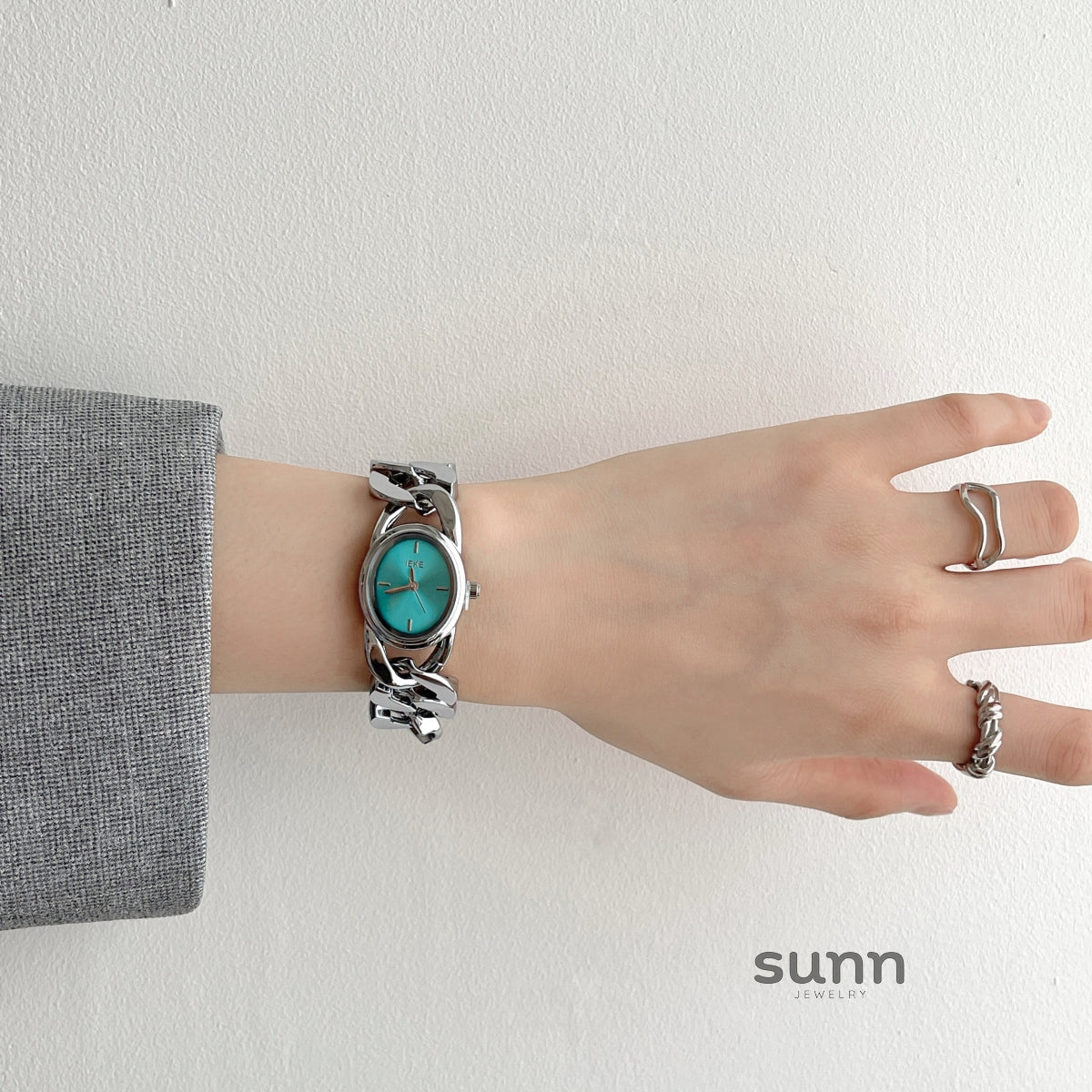 Daysi Cut-Out Bracelet Watch [R97E9E7K]