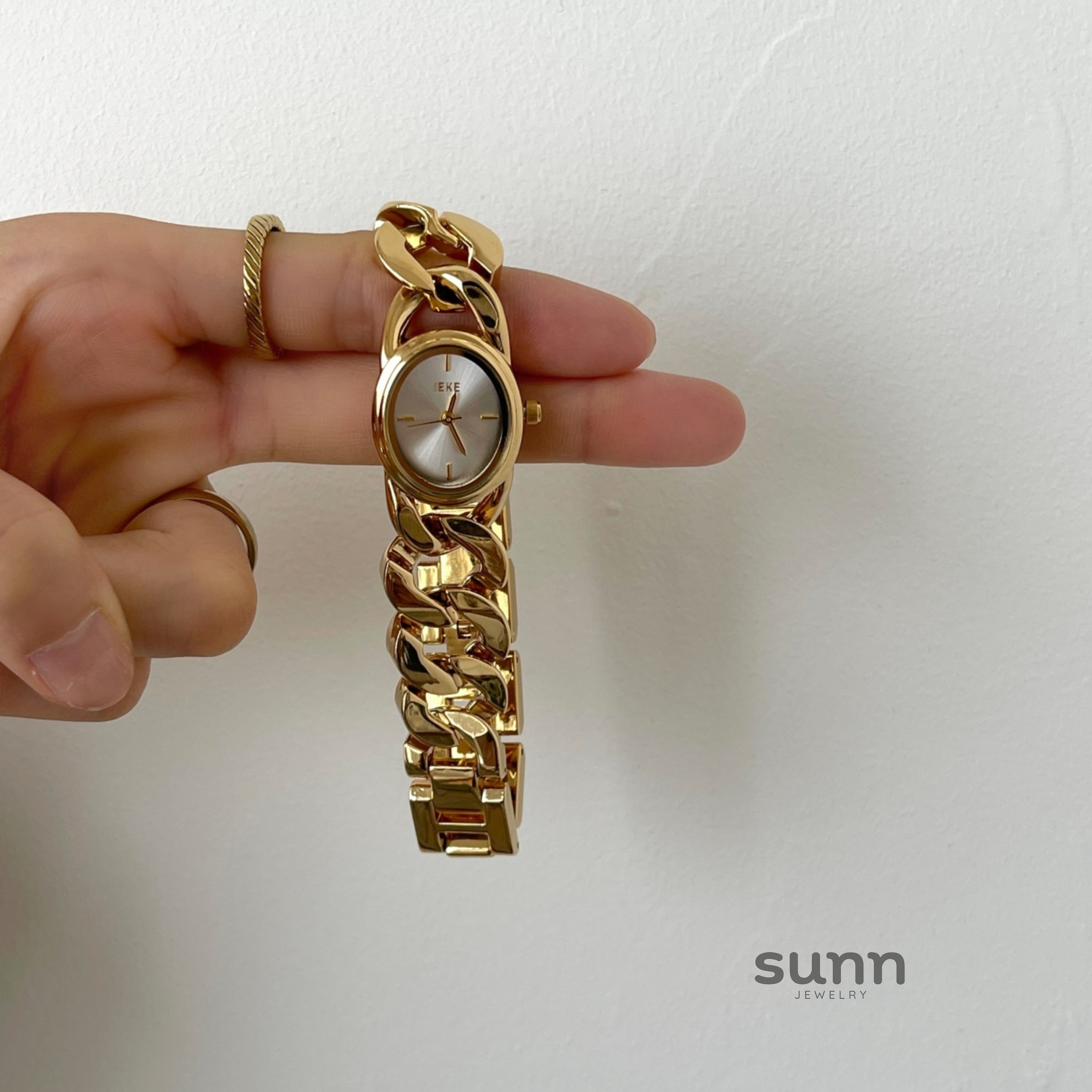 Daysi Cut-Out Bracelet Watch [J7V62HDG]