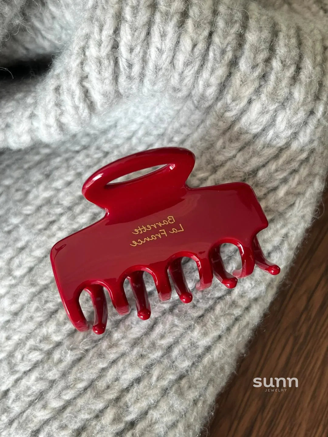 Deisy Cherry Red Star Claw Clip