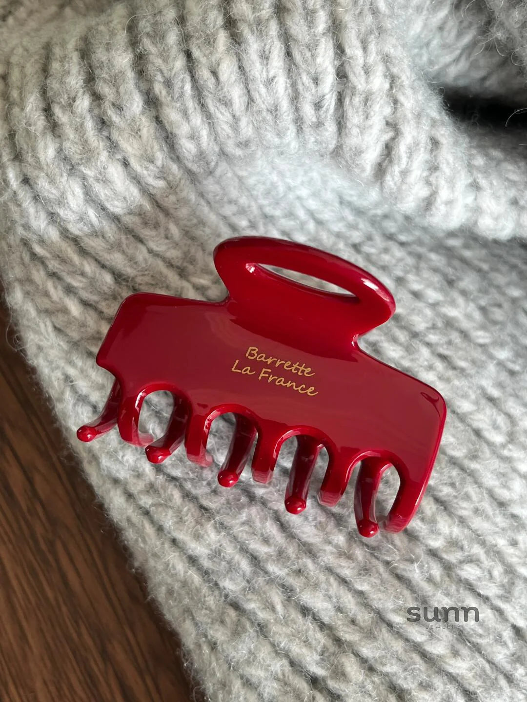 Deisy Cherry Red Star Claw Clip