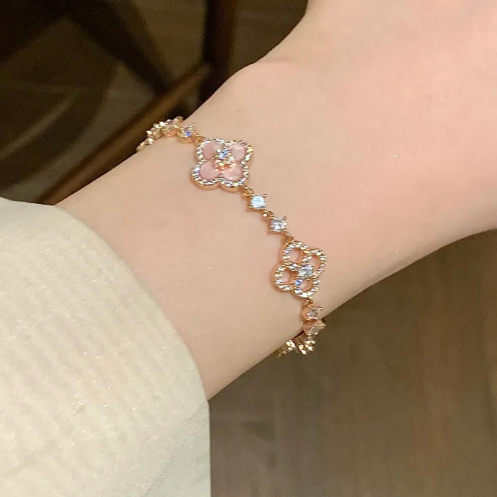 Delyla Clover Mother-Of-Pearl Bracelet [CDP329EM]