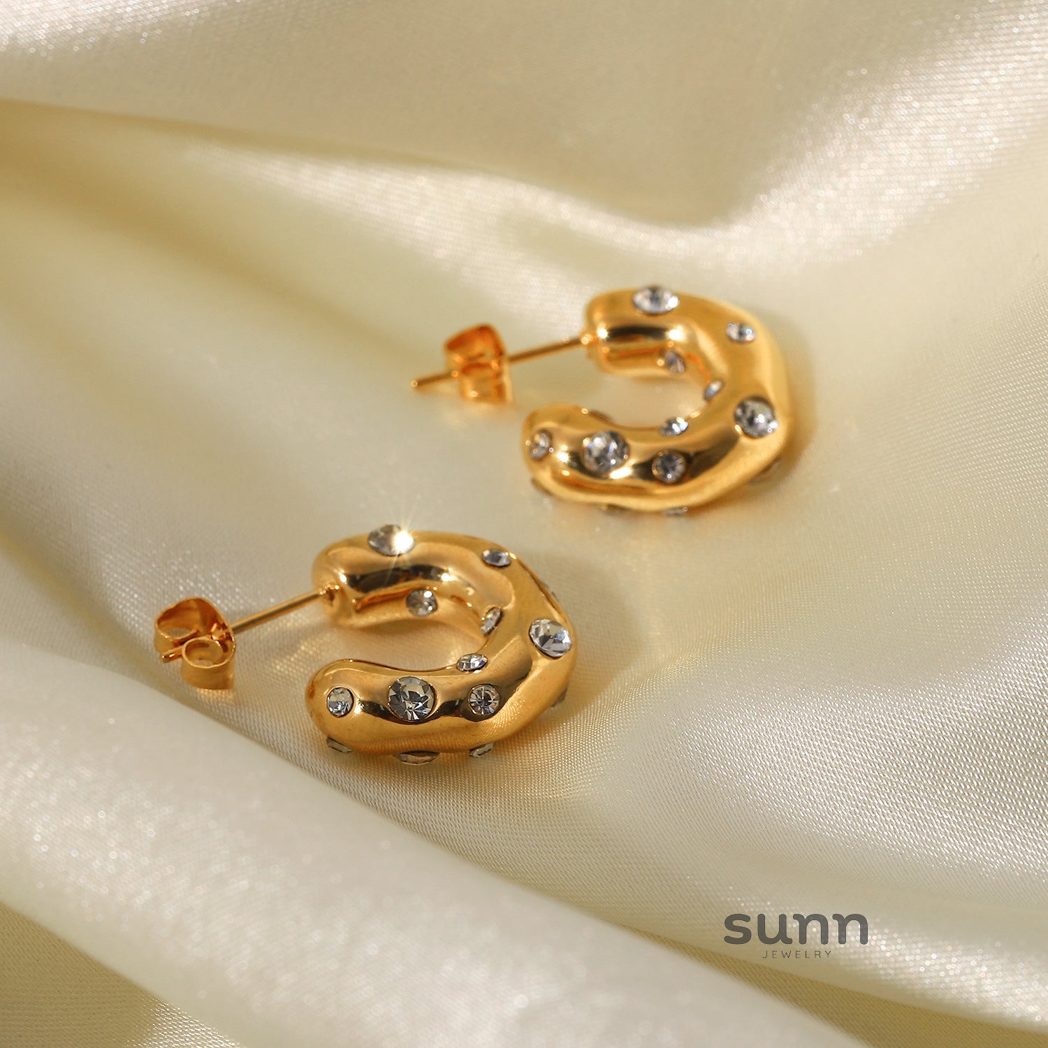 Destiney Irregular Pearl C-Hoop Earrings [IZUZCV8T]