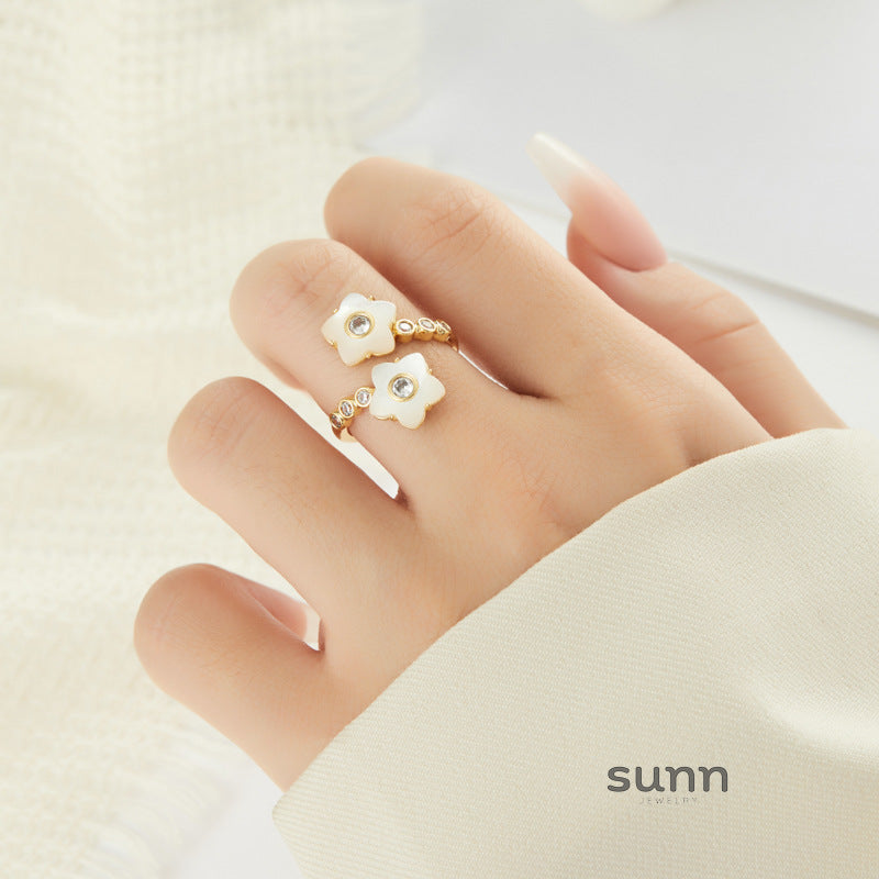 Devin Natural Shell Flower Ring [FXY6ZXCN]
