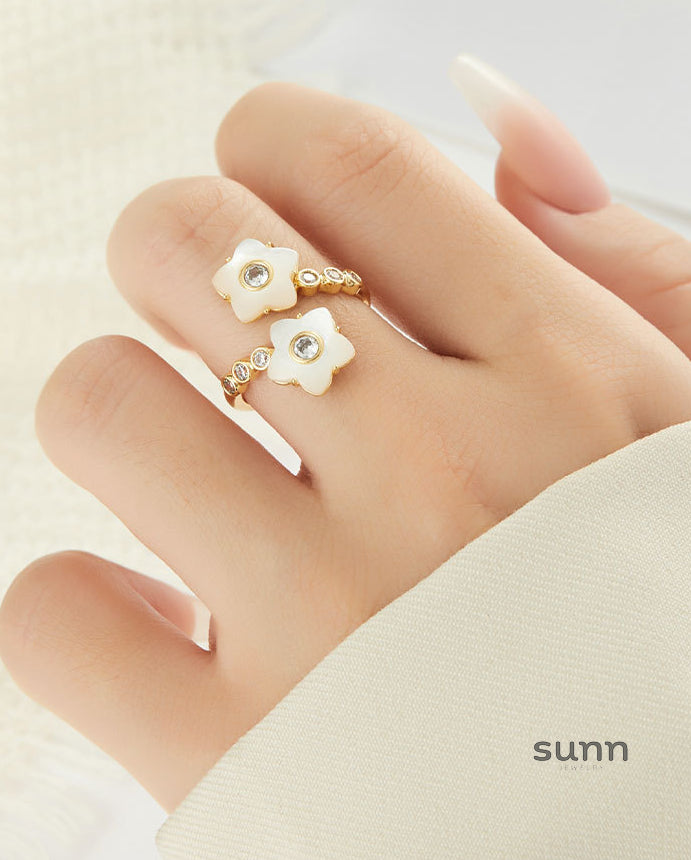 Devin Natural Shell Flower Ring [X18AUQMK]