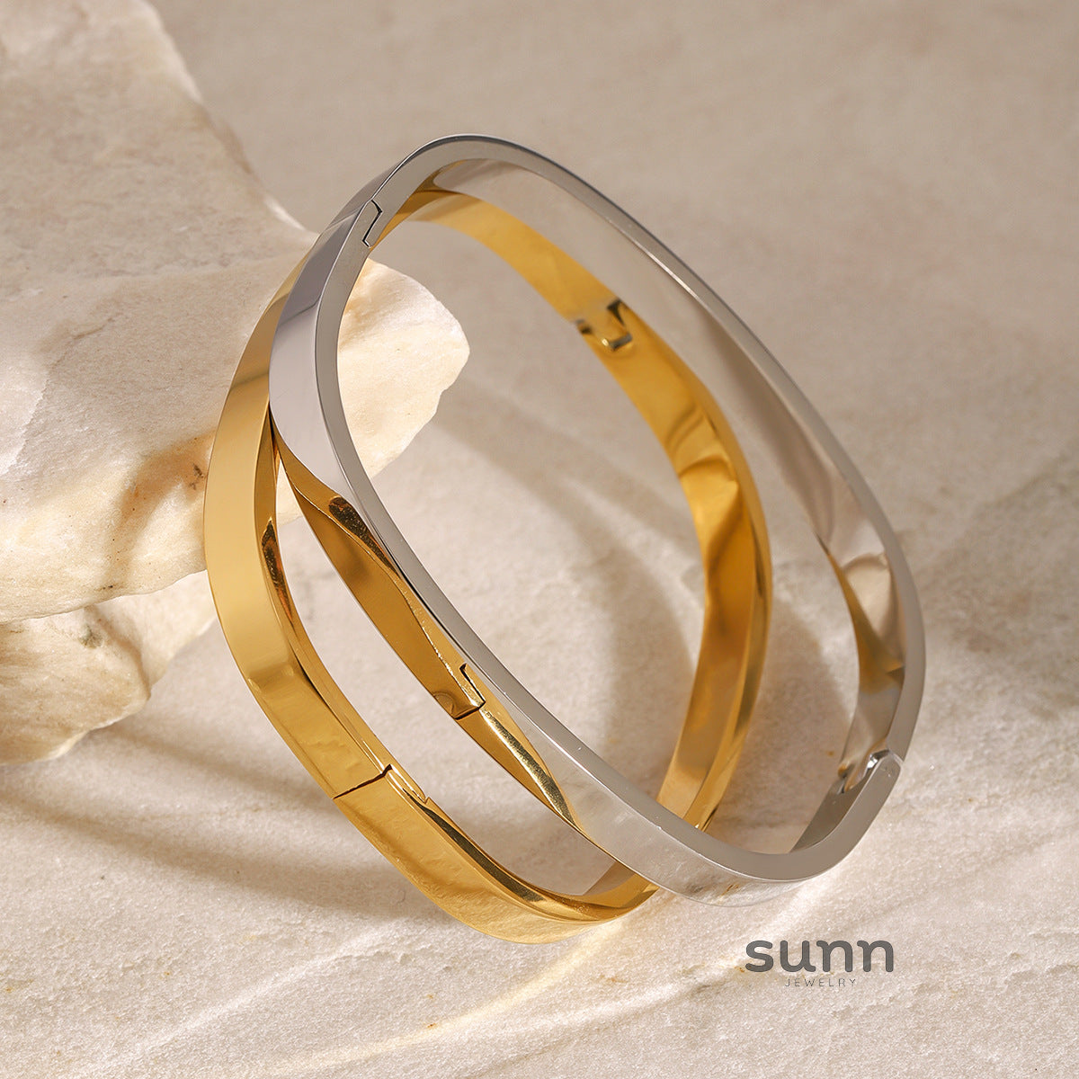 Dia Modern Buckle Cuffs [YTWG7883]