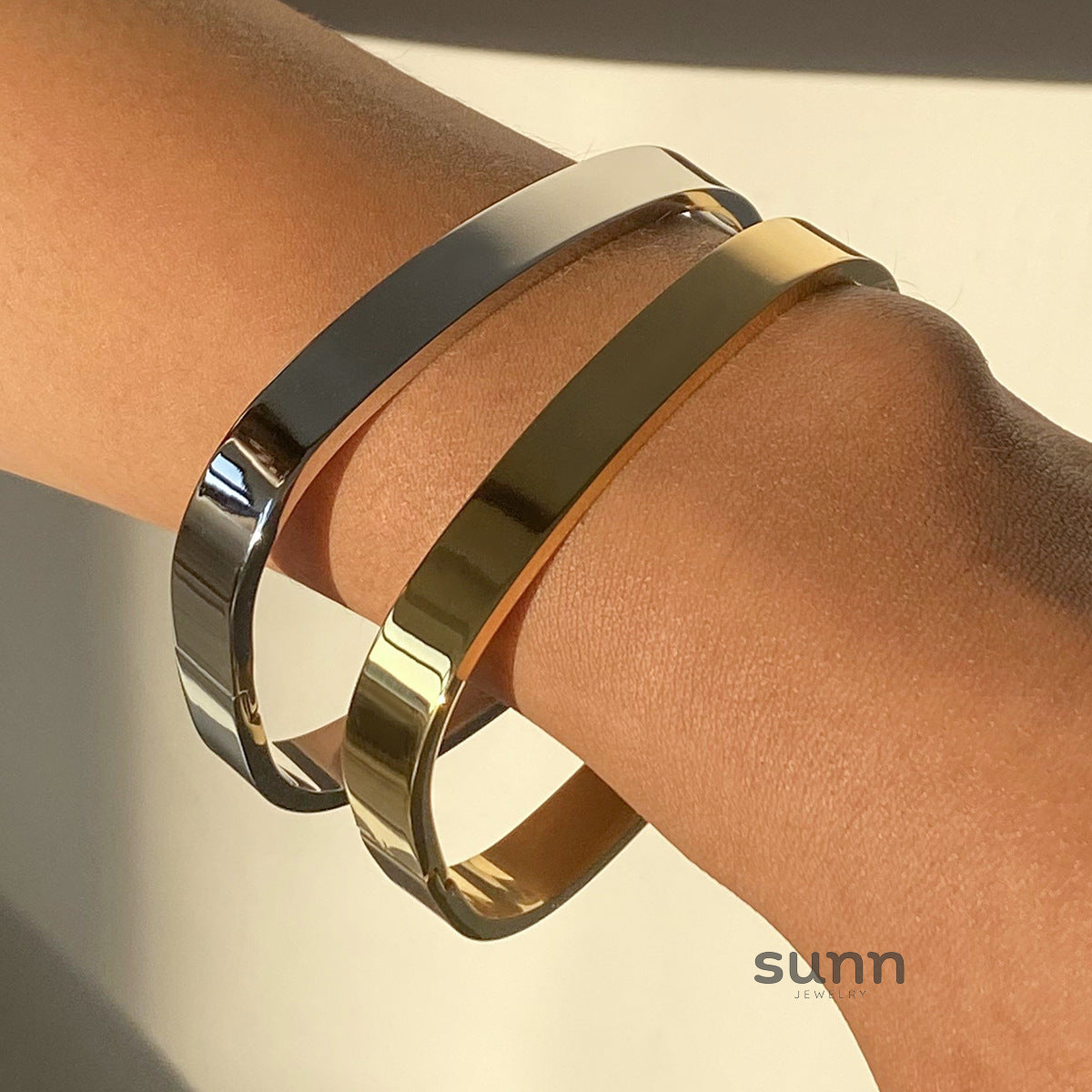 Dia Modern Buckle Cuffs [IN4Q7G60]