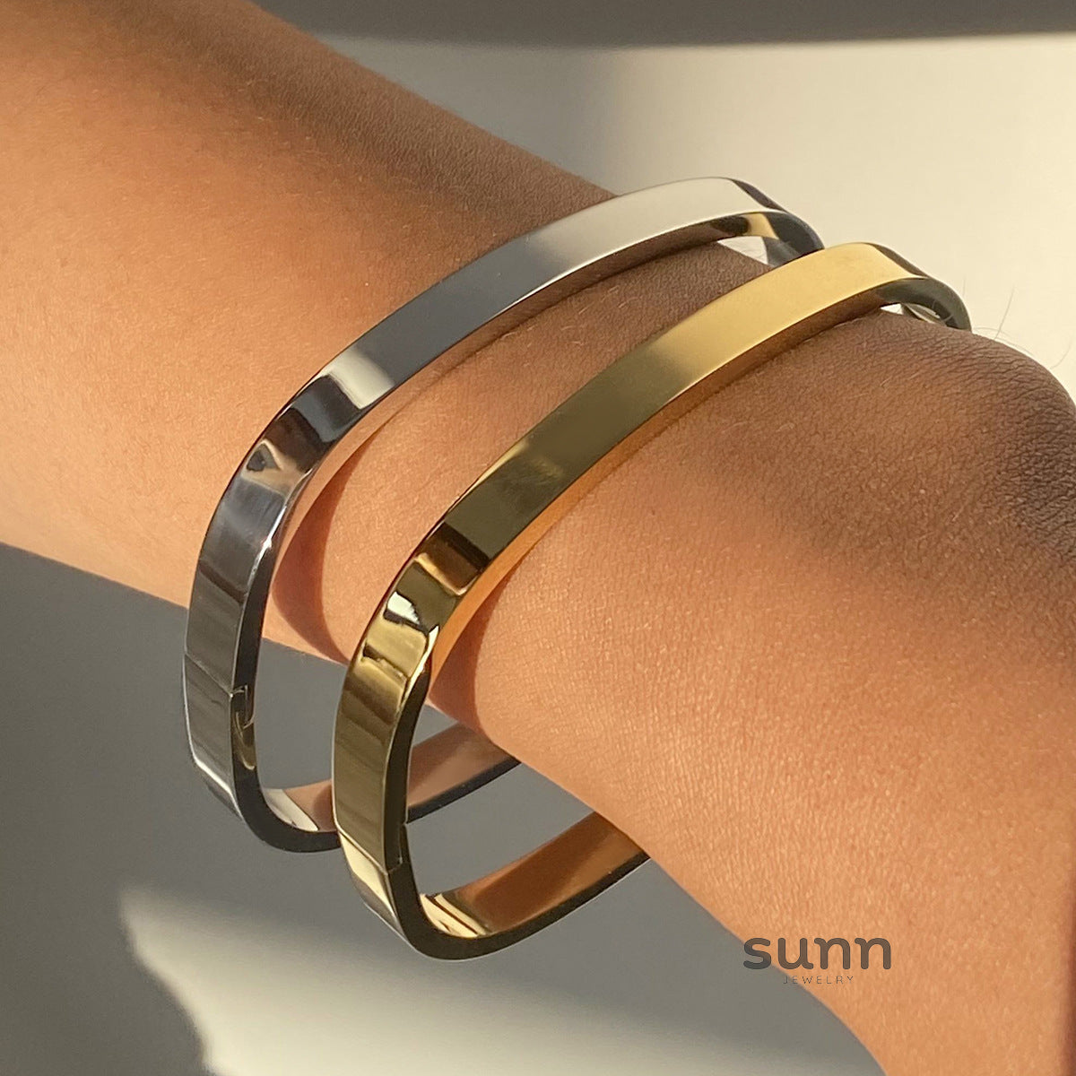 Dia Modern Buckle Cuffs [NB30KYM1]