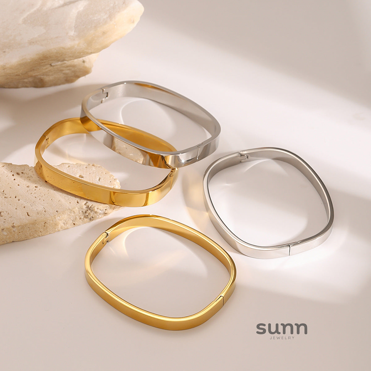 Dia Modern Buckle Cuffs [D7GIAG0E]