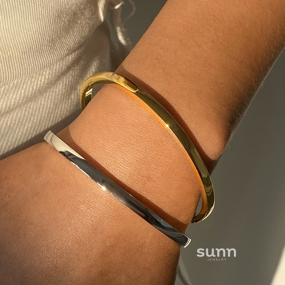 Dia Modern Buckle Cuffs [RWU90EB6]