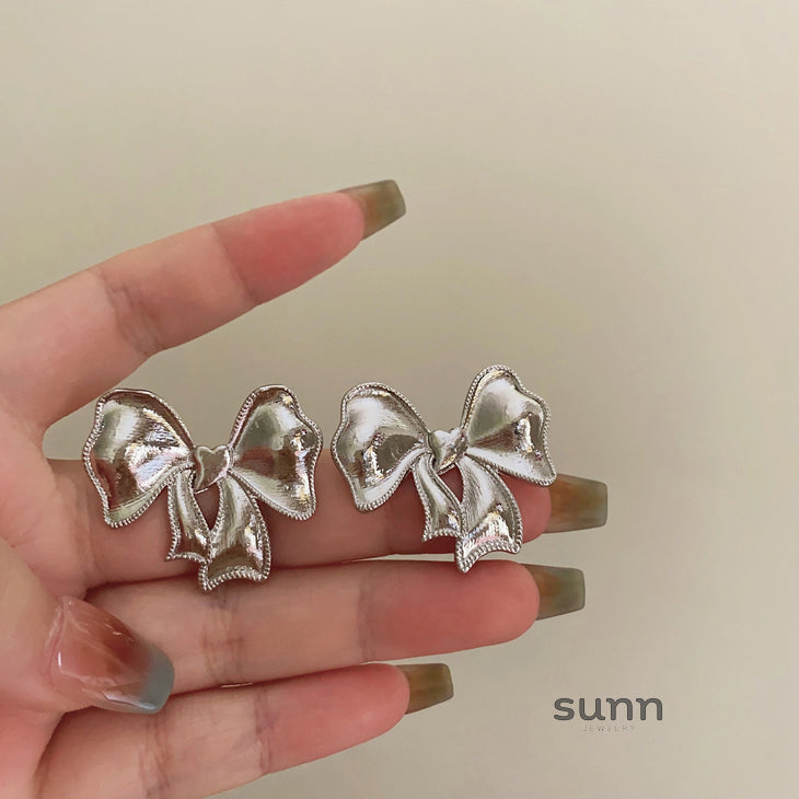 Dominique French Bow Earrings [NW4H6XBY]