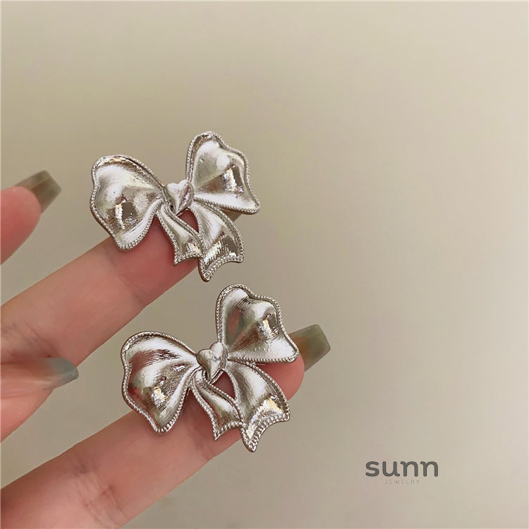 Dominique French Bow Earrings [M7U3TRKQ]