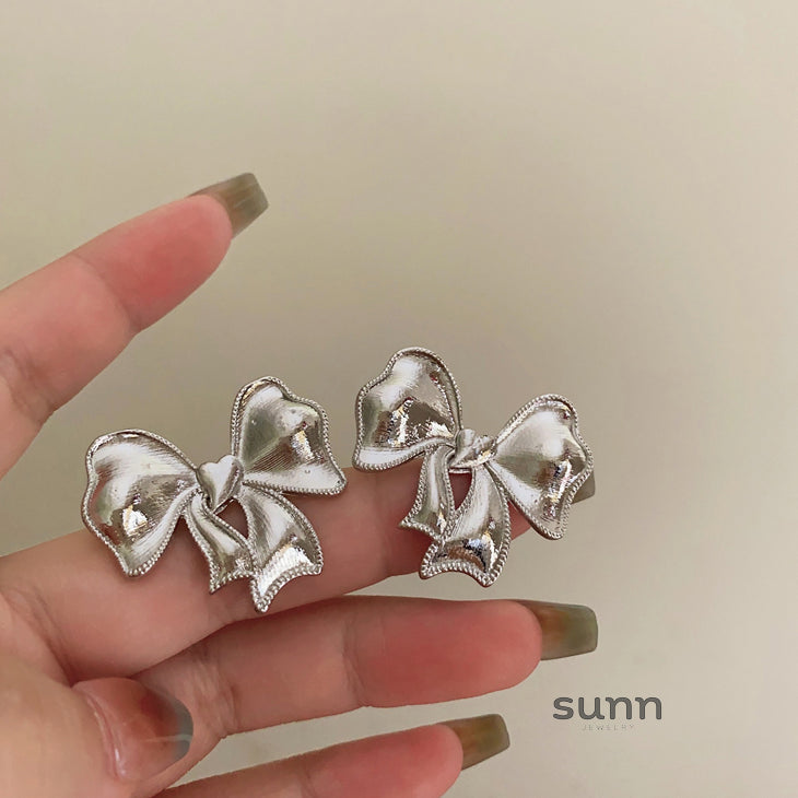 Dominique French Bow Earrings [P3V0Z1P3]