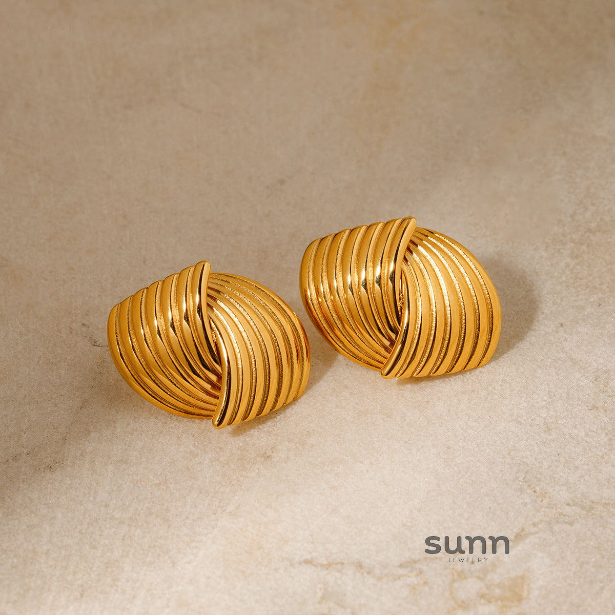 Dulcemaria Sculpted Gold Hoops [JMGQPCSB]
