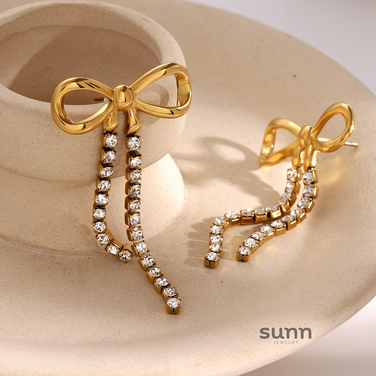Effie Gold Bow Chain Earrings [5LT3EI7T]