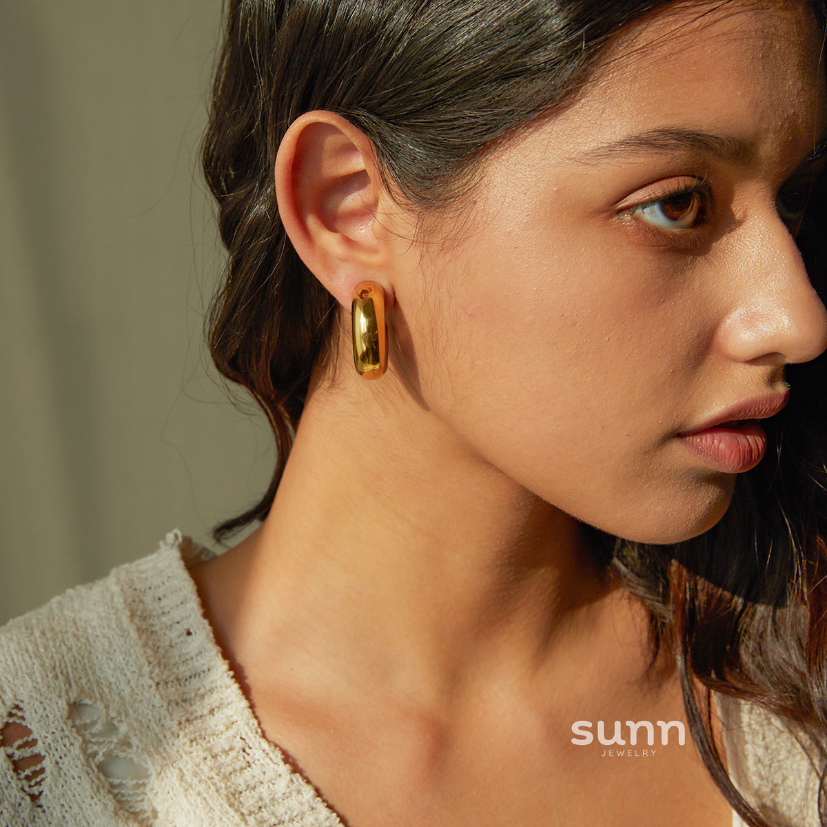 Elaya C-Shaped Hoop Earrings [I80Y9IQT]