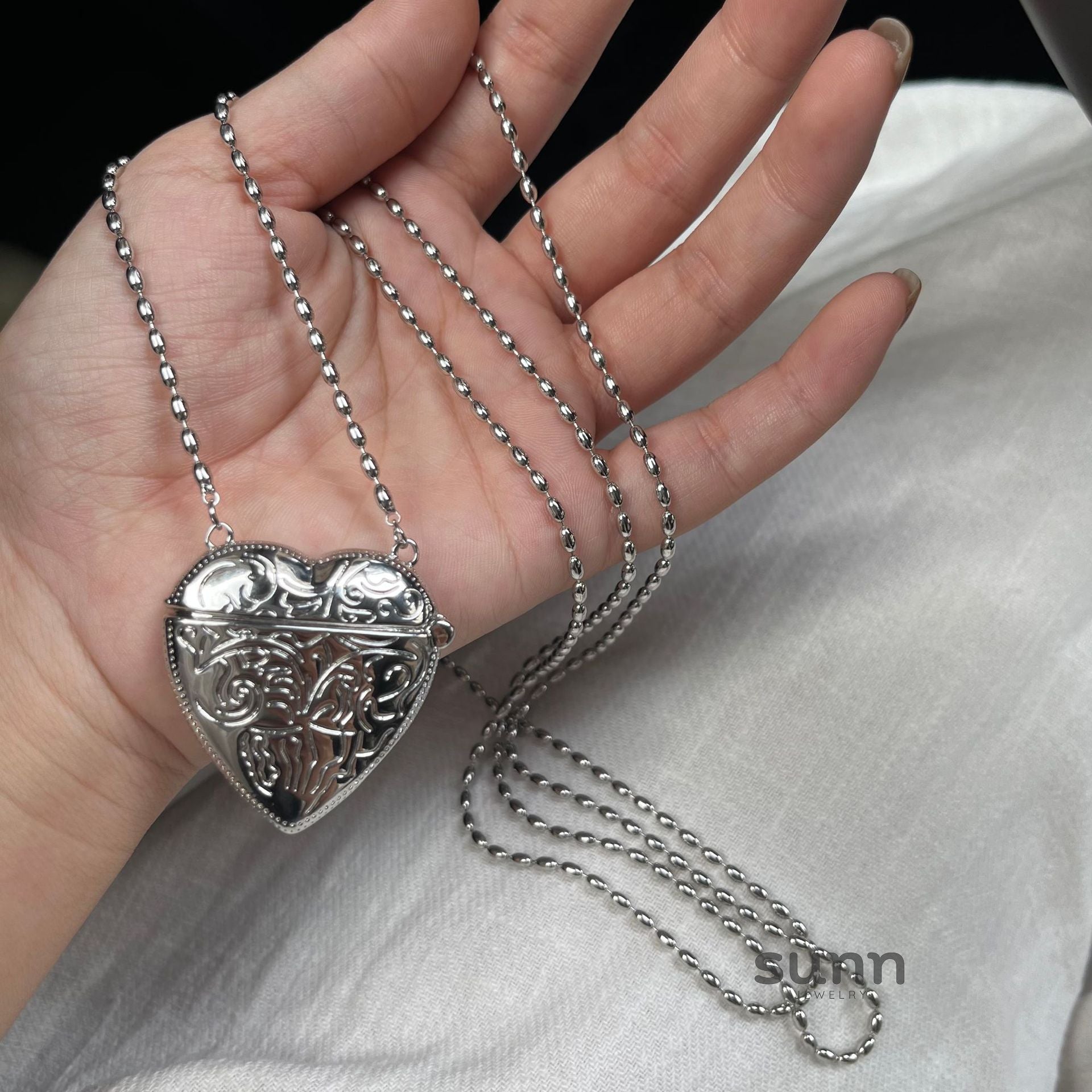 Eleen Embossed Heart Necklace [JD1C0ZAY]