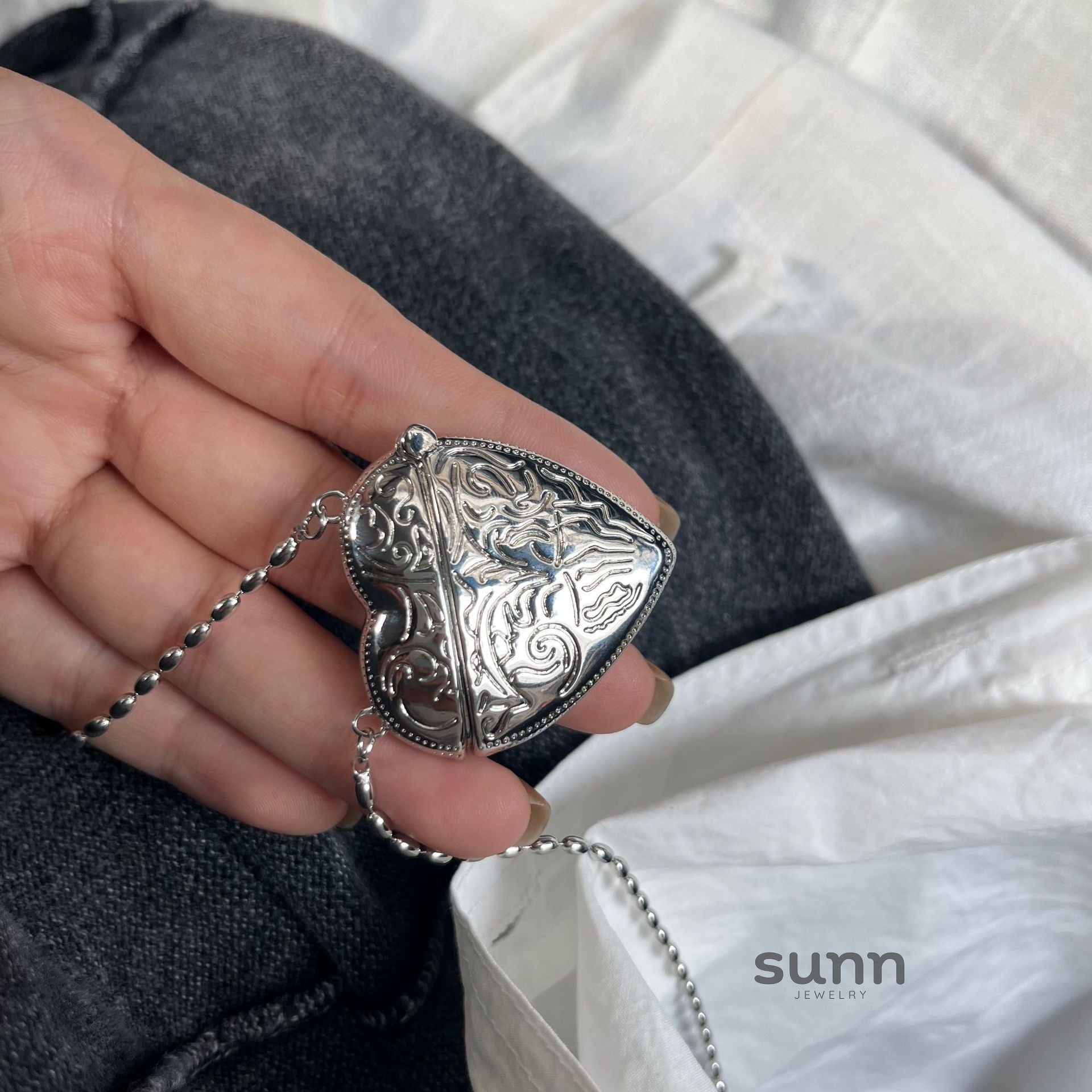 Eleen Embossed Heart Necklace [CRWRTUWP]