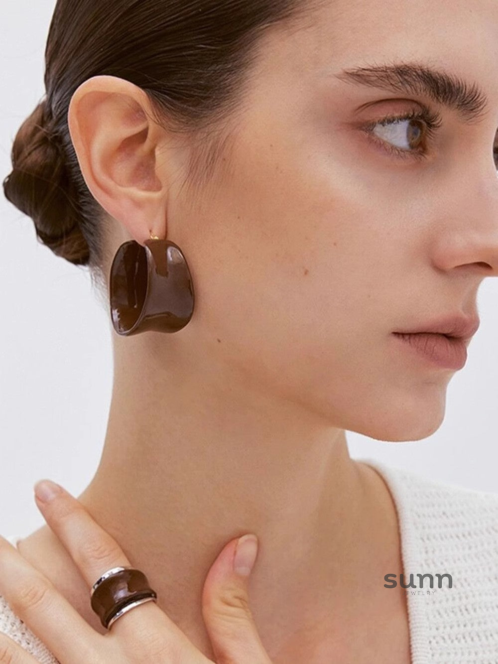 Eleonora Chocolate Enamel Hoops [CUCXGOB2]