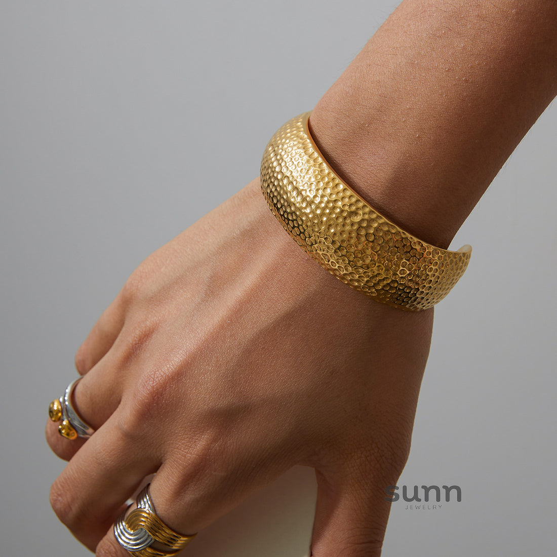 Eleonora Textured Cuff Bracelet [4ESA1HMG]