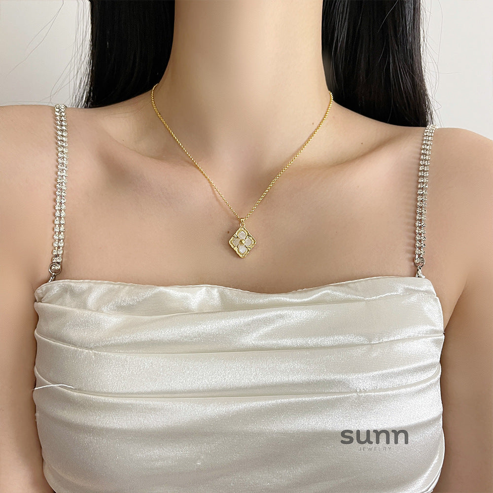 Elianna Mother-of-Pearl Clover Necklace [C76O41FX]