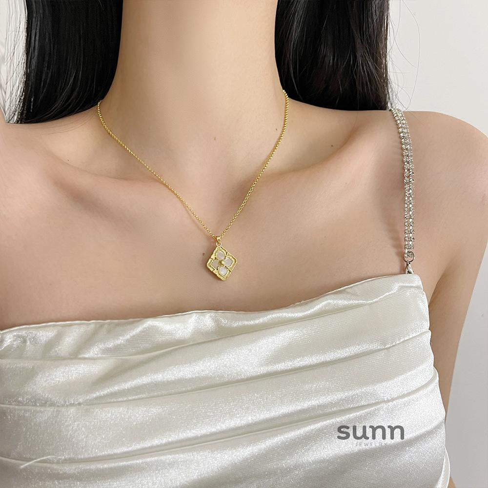 Elianna Mother-of-Pearl Clover Necklace [RLWD5GD9]