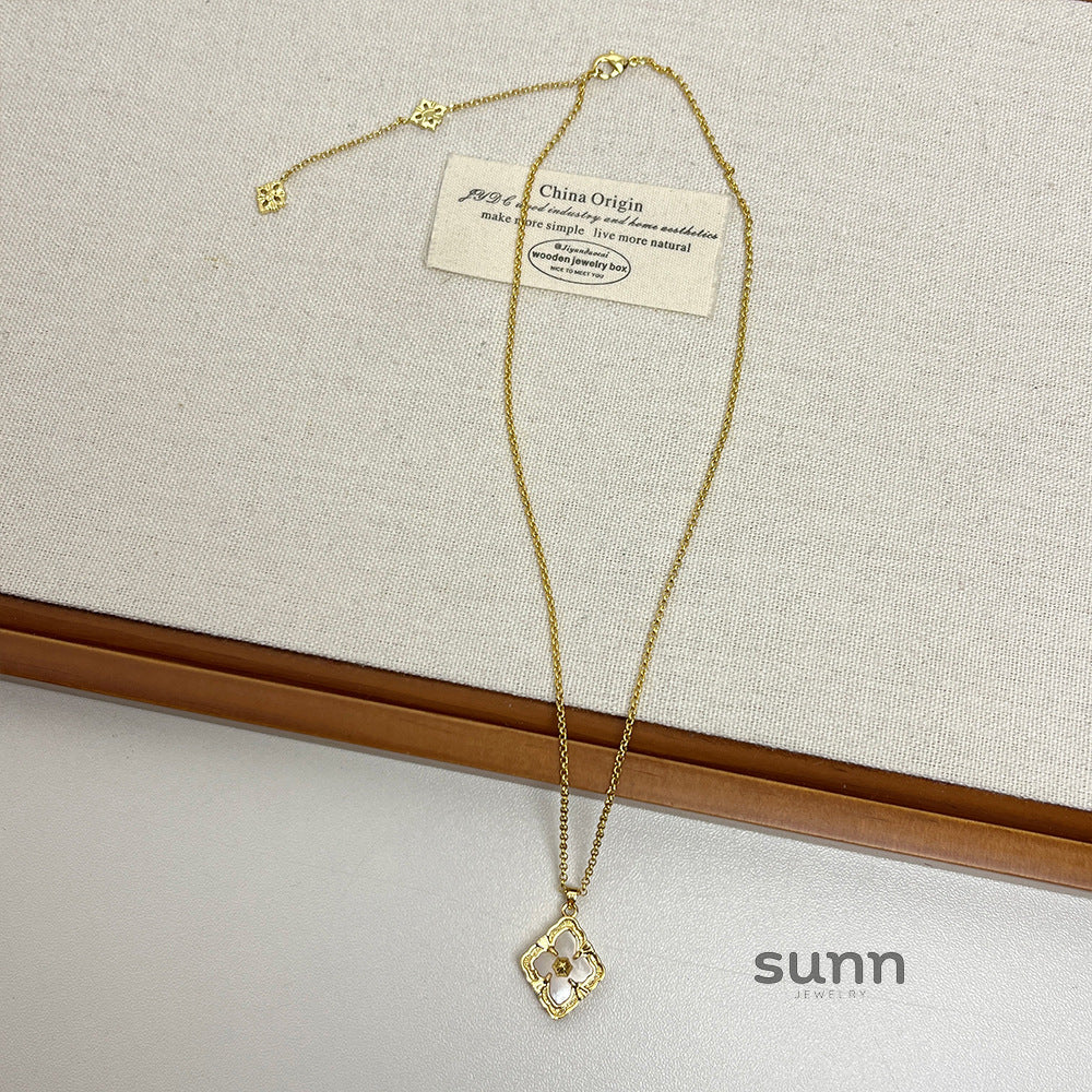 Elianna Mother-of-Pearl Clover Necklace [3ZVXB4Q5]