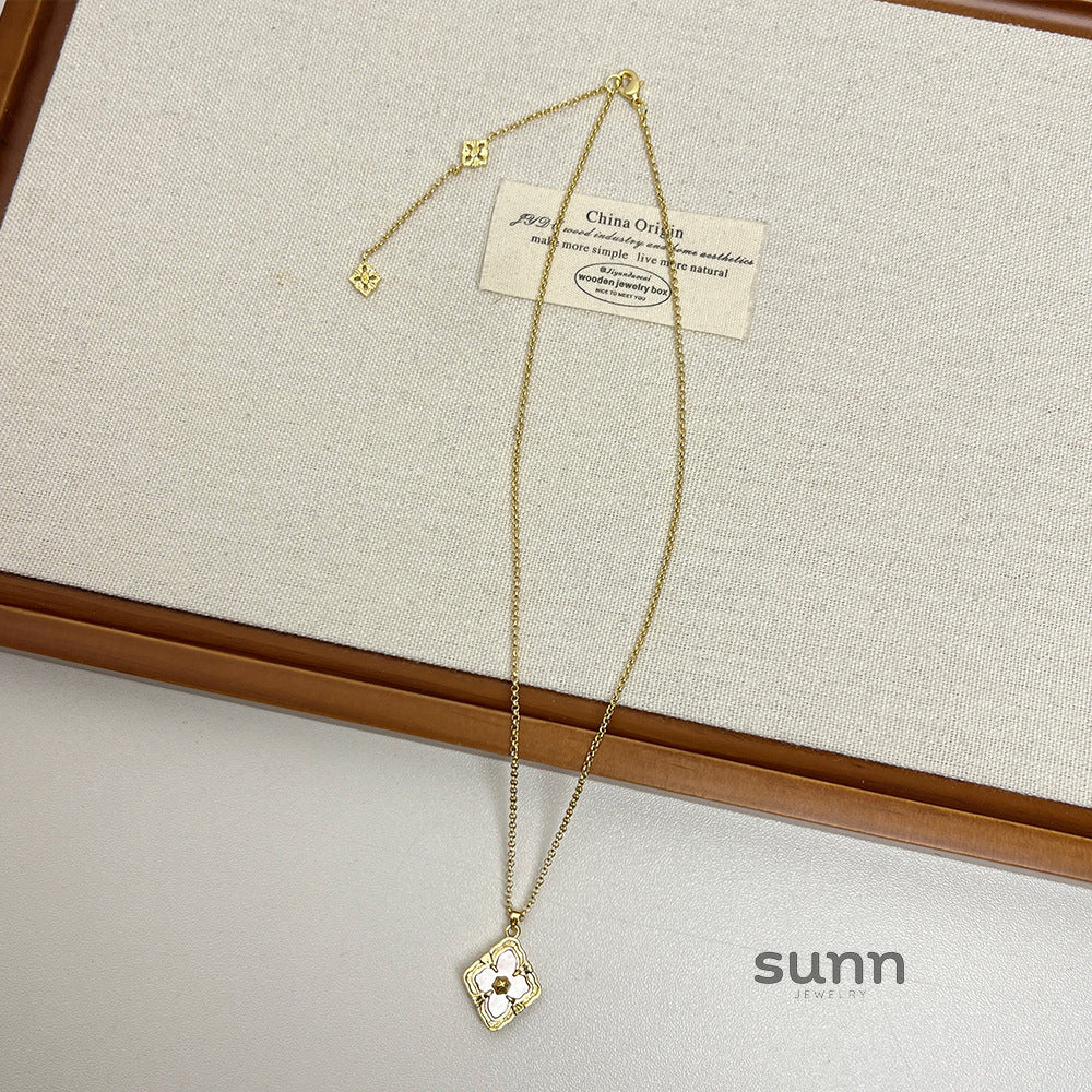 Elianna Mother-of-Pearl Clover Necklace [CB5VWH45]