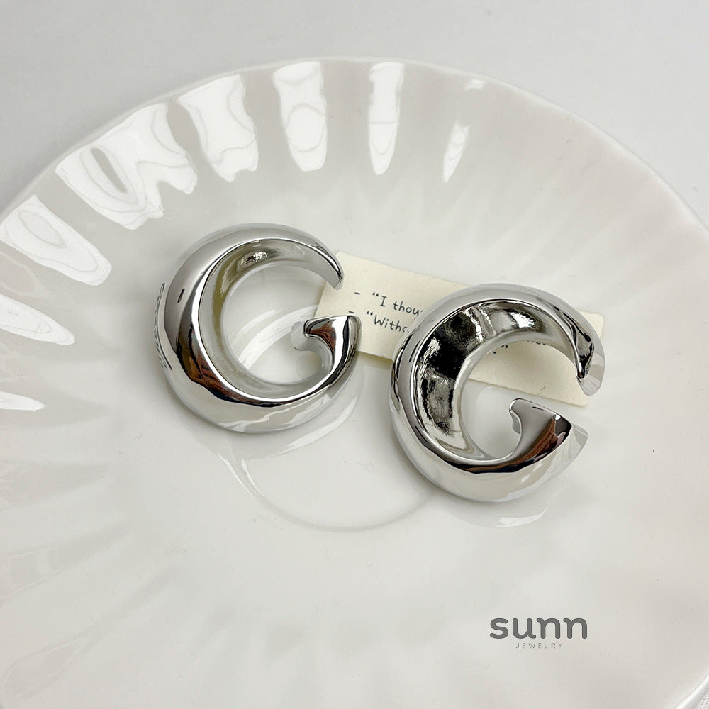 Eliot Statement Letter Earrings [LMVIKNSD]