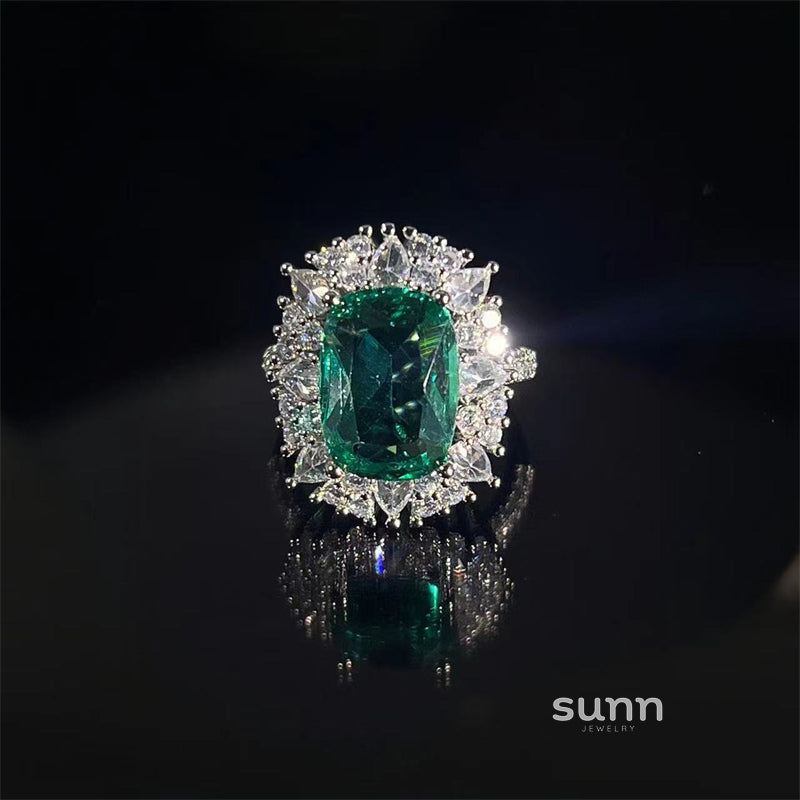 Elise Emerald Statement Ring [X08O1MSI]