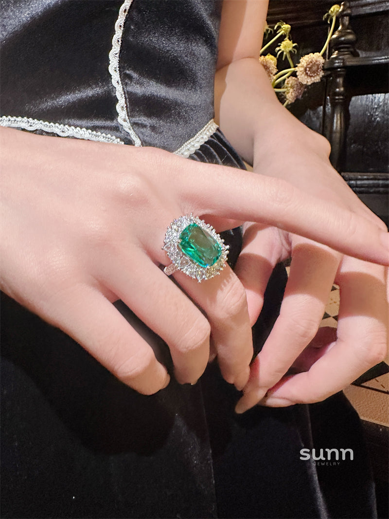Elise Emerald Statement Ring [B9XIVAP2]